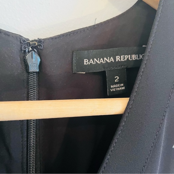 Banana Republic black and white dress handkerchief hem v-neck - Picture 5 of 11